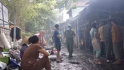 Tránh người lạ vào hôi của, Công an phong tỏa hiện trường vụ cháy xưởng giày dép