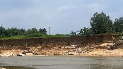 Sạt lở đe dọa làng xóm ven sông Hà Thanh