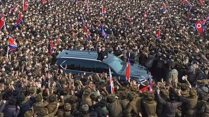 "Biển người" vây quanh xe chở nhà lãnh đạo Triều Tiên Kim Jong-un