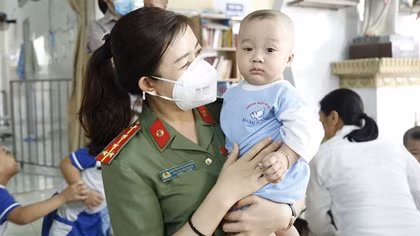 Công an tỉnh Bình Dương tặng quà cho trẻ em mồ côi và người nghèo xa quê