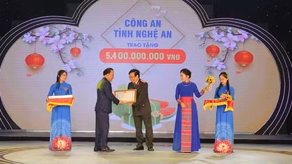 Công an Nghệ An ủng hộ Tết vì người nghèo 5,4 tỷ đồng
