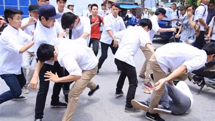 Mâu thuẫn trong lúc đá bóng, một sinh viên bị đánh thương tích