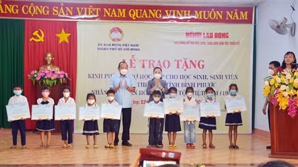 Nguyên Phó Thủ tướng Trương Hòa Bình tặng quà học sinh, sinh viên