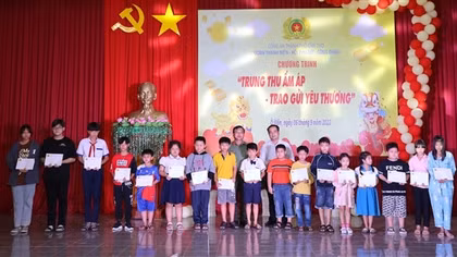 Trung thu ấm áp của trẻ mồ côi do COVID-19