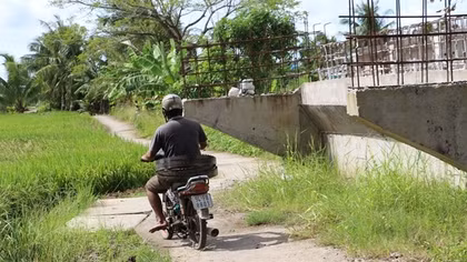 Cầu xây 3 năm chưa xong, tiềm ẩn nguy cơ tai nạn giao thông