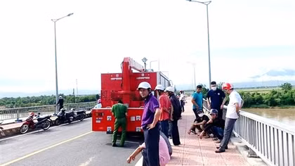 Truy tìm người bỏ xe máy trên cầu Dinh Ông lúc nửa đêm