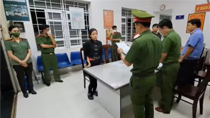 Người phụ nữ "giằng co với cháu bé 11 tuổi" bị bắt vì tội lừa đảo