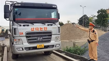 Nhiều tài xế xe quá tải điện thoại "cầu cứu" nhưng... bất thành