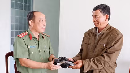 Biểu dương người nhặt được số tiền lớn gửi Công an trả lại người đánh rơi