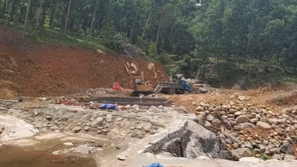Vì sao có sự ngang nhiên san rừng, chặn suối trái phép?