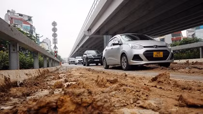 Truy tìm xe tải làm rơi bùn đất ngập đường dẫn lên cầu cạn Mai Dịch - Nam Thăng Long