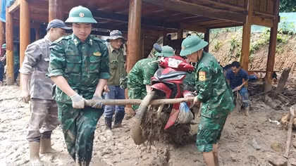 Bản làng trên vai người lính