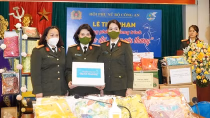 “Tặng áo dài - Trao yêu thương”