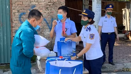 Bộ Tư lệnh Cảnh sát biển trao 300 suất quà cho người dân gặp khó khăn do đại dịch