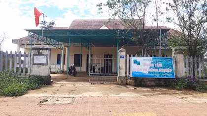 Kỷ luật Giám đốc Trung tâm dịch vụ nông nghiệp quan hệ bất chính