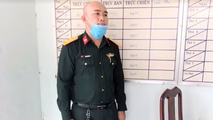 Mua đồ trên mạng đóng giả bộ đội đặc công để “thông chốt”