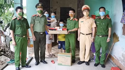 Hỗ trợ máy vi tính cho học sinh có hoàn cảnh khó khăn