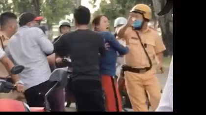 Đánh thành viên chốt kiểm soát dịch COVID-19, một công nhân bị khởi tố