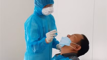 Thông tin "nhân viên y tế test COVID-19 gây mê chiếm đoạt tài sản" là tin giả
