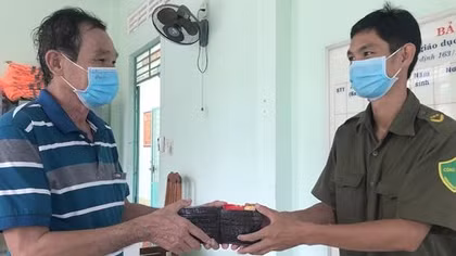 Công an viên nhặt được của rơi trả lại người mất