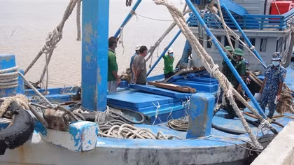 Tàu cá vận chuyển 40.000 lít dầu không rõ nguồn gốc