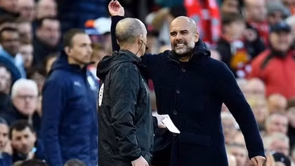 Pep Guardiola "nổi đóa" vì cầu thủ Liverpool không bị "đuổi khỏi sân"
