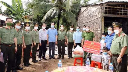 Công an TP Cần Thơ nhận bảo trợ 11 trẻ em có cha, mẹ mất do COVID-19