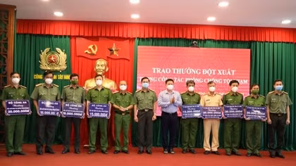Khen thưởng đột xuất 22 lượt tập thể xuất sắc đấu tranh với tội phạm