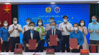 Trao tặng các thầy thuốc tuyến đầu chống dịch 100.000 suất ăn đủ dinh dưỡng