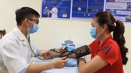 Không cần đo huyết áp tất cả người tiêm vaccine phòng COVID-19