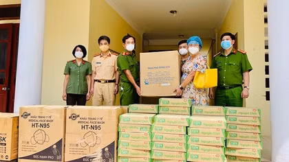 Tặng quà cho tuyến đầu chống dịch tại Nông Cống và Như Thanh