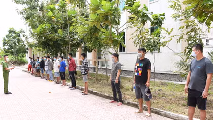 Triệt phá sới bạc, bắt quả tang 17 người liên quan