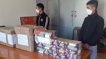 Tạm giữ nhóm thanh niên buôn bán, tàng trữ pháo lậu