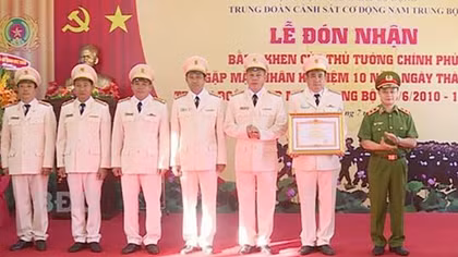 Cảnh sát cơ động nơi “mưa tuôn, nắng cháy”