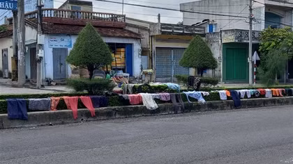 Cần sớm chấm dứt tình trạng phơi quần áo giữa đường phố Tuy Hòa
