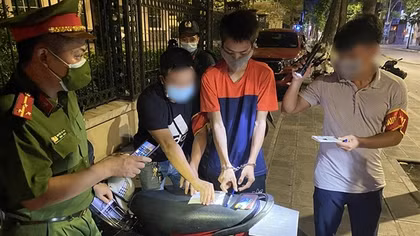Gặp Cảnh sát 141, con nghiện "diễn ảo thuật" định phi tang ma túy