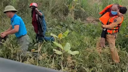 Cảnh sát giao thông lao xuống sông cứu người phụ nữ nhảy cầu