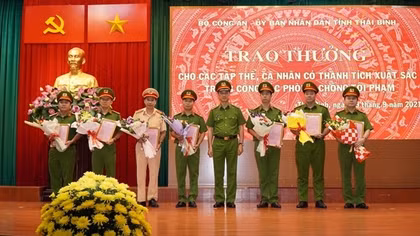 Trao thưởng tập thể, cá nhân có thành tích xuất sắc trong khám phá chuyên án ma tuý lợi dụng “xe luồng xanh”