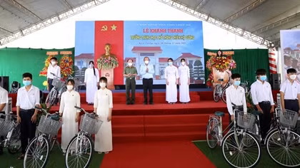 Trao máy tính bảng, xe đạp cho học sinh khó khăn trong ngày khánh thành trường Thiên Hộ Dương