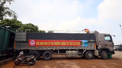 Hơn 300 tấn hàng hóa lên tàu vào Nam