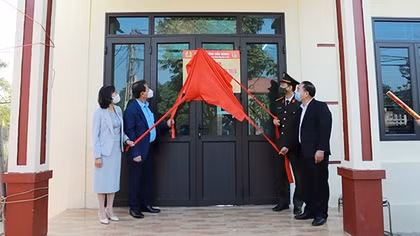 Công an tỉnh Bắc Giang trao tặng nhà tình nghĩa 19/8 cho hộ nghèo