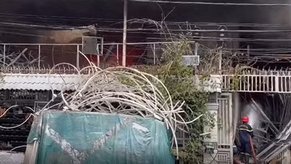 Cứu cháy kho chứa đồ trang trí sự kiện cưới hỏi
