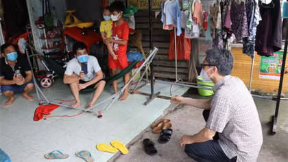 Phó Thủ tướng Vũ Đức Đam vào nơi "khóa chặt" động viên nhân dân chung tay phòng, chống dịch