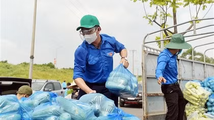 Hàng chục tấn nhu yếu phẩm được tỉnh Bắc Giang gửi tặng người dân Thủ đô chống dịch