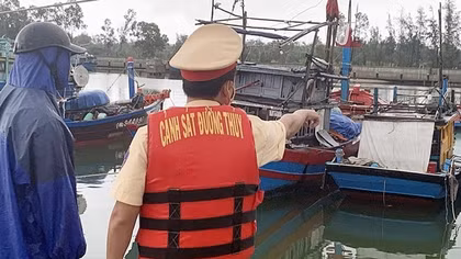 Hàng trăm phương tiện được hỗ trợ vào nơi trú tránh bão số 9 an toàn