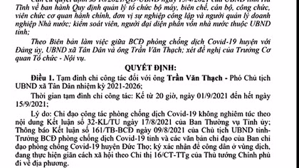 Phó Chủ tịch UBND xã ký giấy cho người ở vùng dịch về địa phương bị đình chỉ công tác