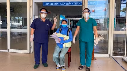 Kỳ diệu bé sinh mổ thiếu tháng và mẹ mắc COVID-19 được xuất viện sau 1 tuần