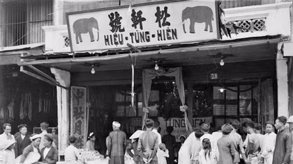 Xem các cụ quảng cáo… bánh Trung thu