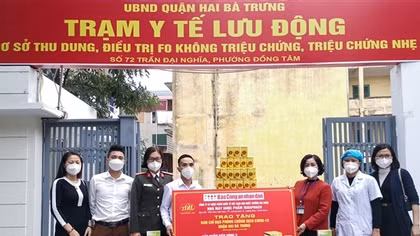 Trao 3.400 sản phẩm Viên thảo mộc, Vitamin C hỗ trợ F0 và nhân viên y tế quận Hai Bà Trưng
