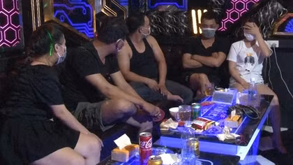 Quán karaoke mở cửa giữa mùa dịch ‘phục vụ con nghiện’